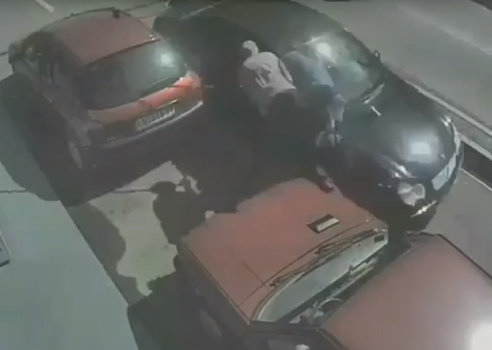 Automobilom pokosio dve osobe na benzinskoj pumpi!