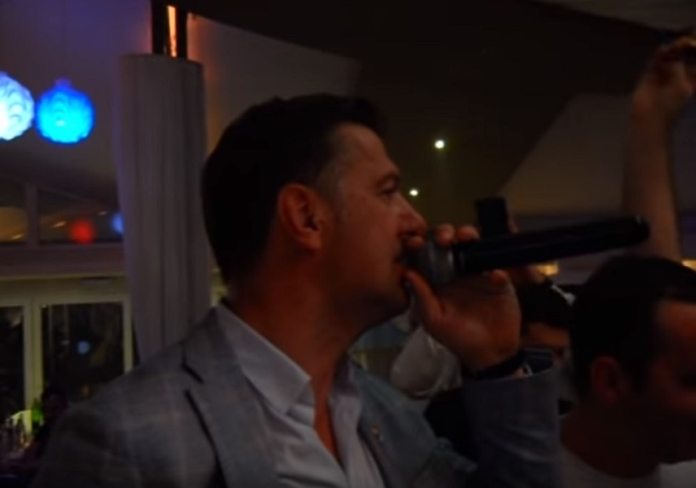 Krstajić na splavu peva srpske pesme sa Bajom Malim Knindžom!