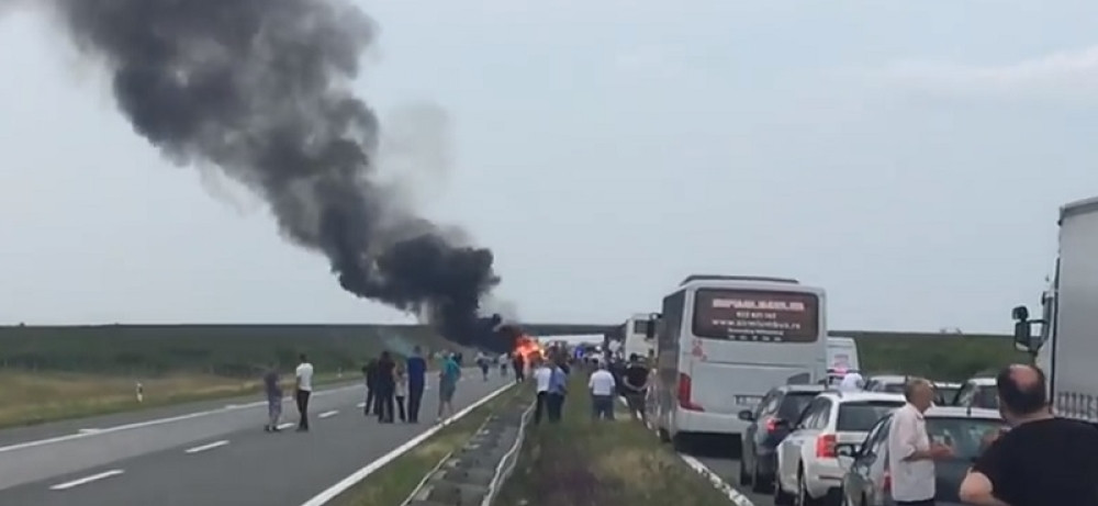 Stravičan udes na auto-putu kod Požarevca, delovi automobila LETELI PO KOLOVOZU