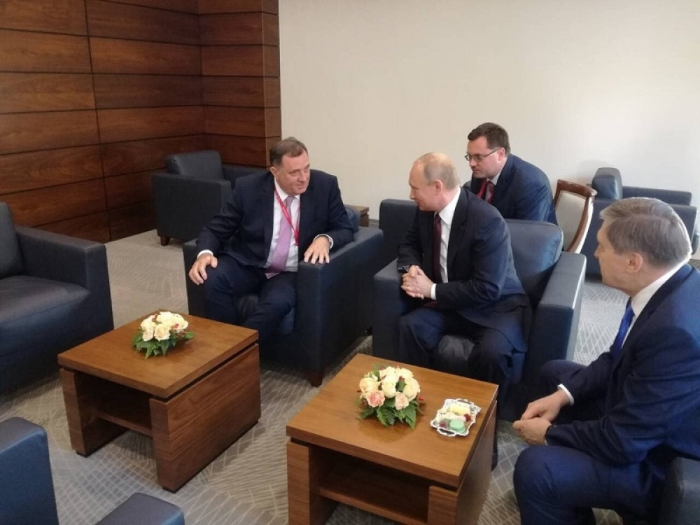 Predsednik Srpske u Sočiju, Vladimiru uručio poklon koji je skinuo sa svog REVERA