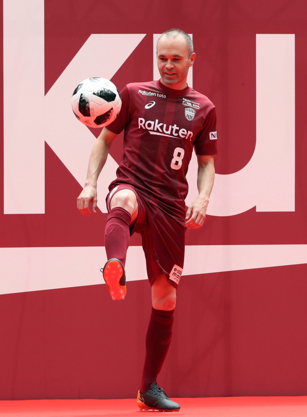 Inijesta predstavljen u Kobeu pred samo 4.000 navijača! (VIDEO)