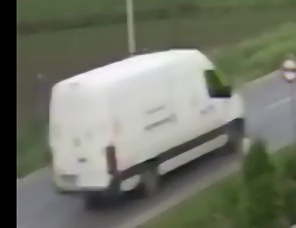 Kombijem namerno uleteo u kafanu, sve razneo, pa završio u bolnici, a ljudi ostali da vrište