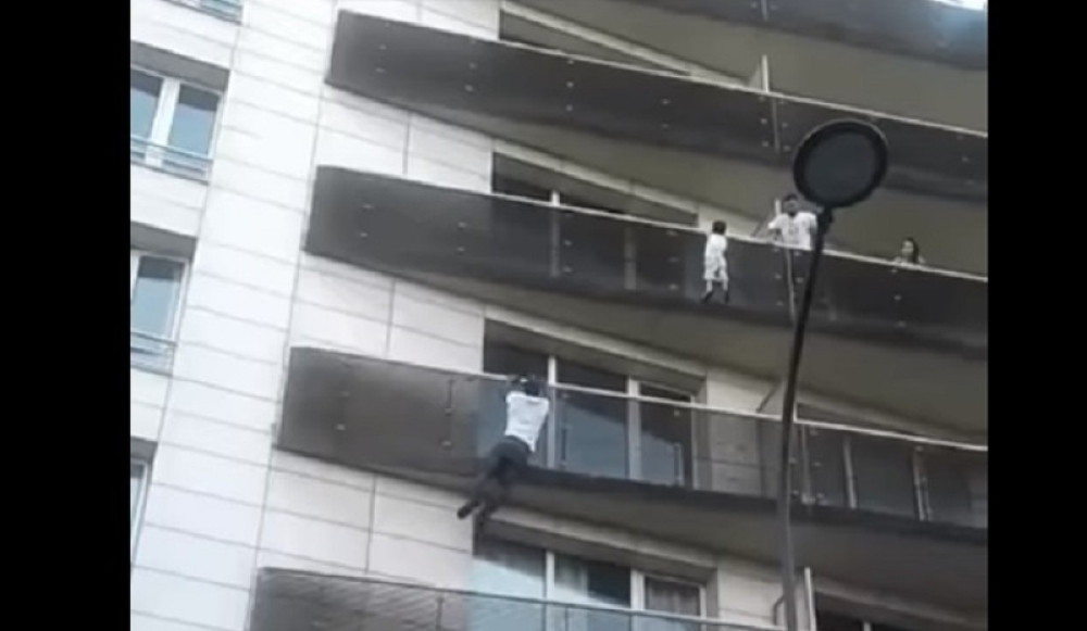 Dete visilo sa balkona, migrant se popeo da ga spase!