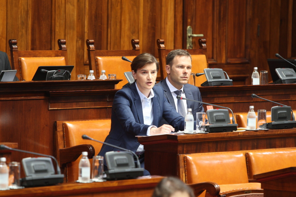 Obradović uputio komplimente za odevanje Malom, Brnabić mu ovo odgovorila!