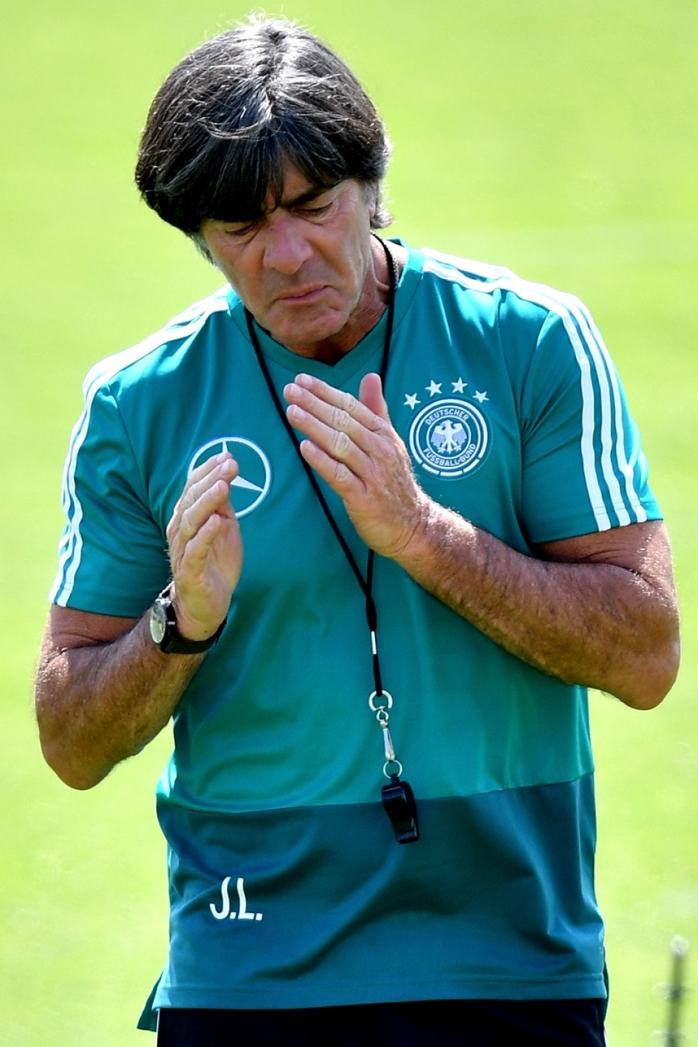 Joakim Lev ponovo mirisao prste, a ko zna gde se pre toga dirao (FOTO)