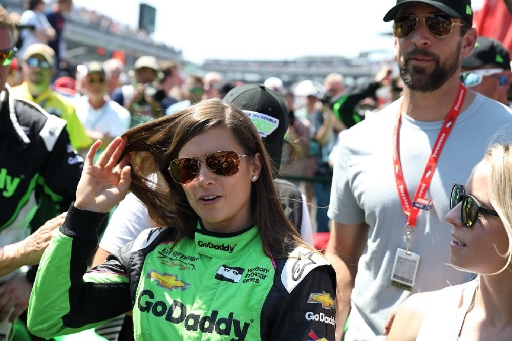 Seksi Srpkinja razlupala bolid na oproštaju od Indikara!