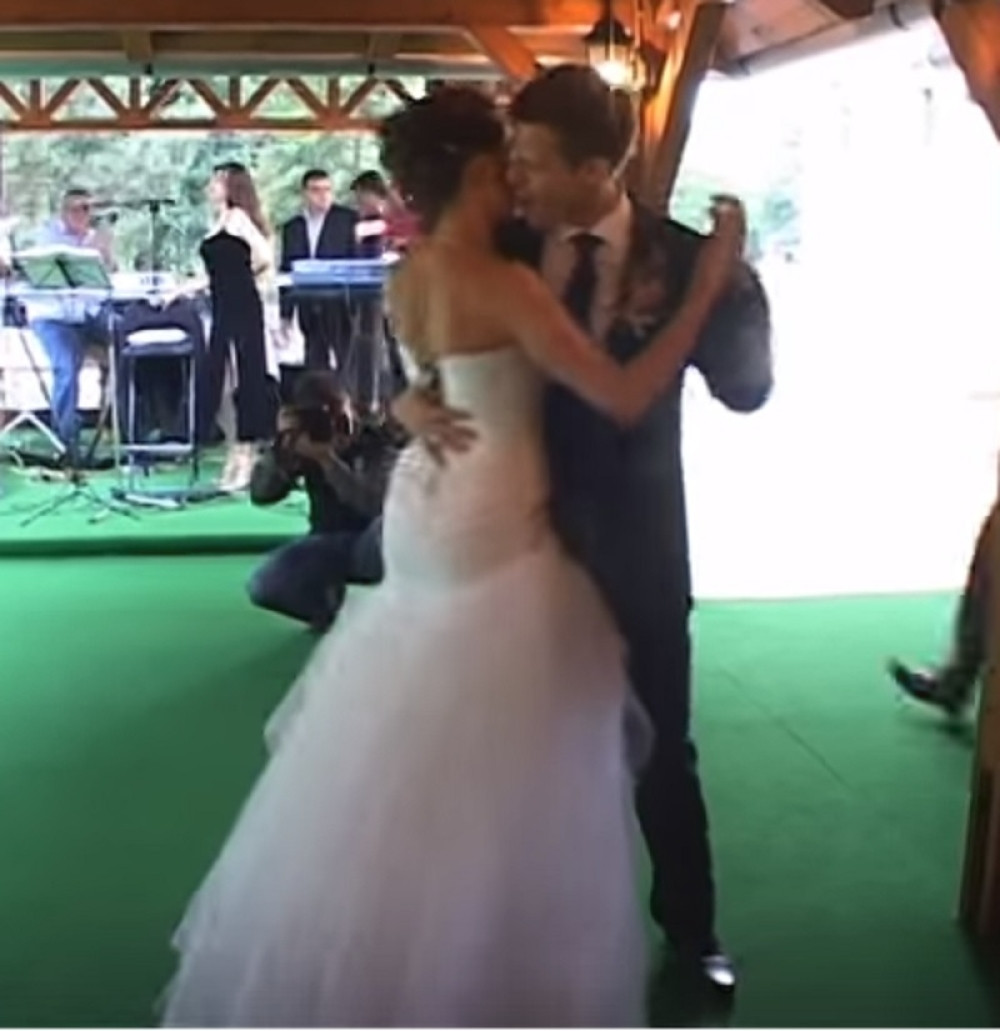 Mladenci počeli da plešu, a onda gostima priredili šou za pamćenje!