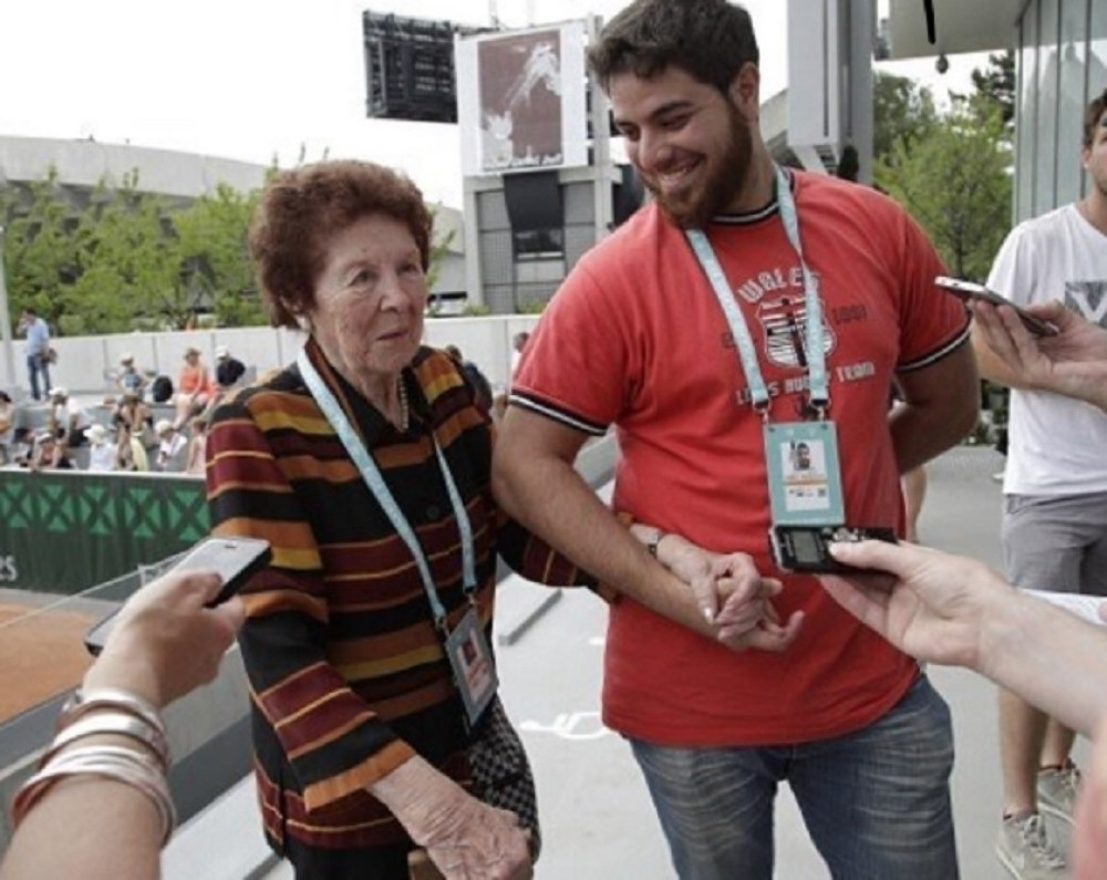 Baka naterala tenisera da je povede na Rolan Garos, prati ga gde god krene! (VIDEO)