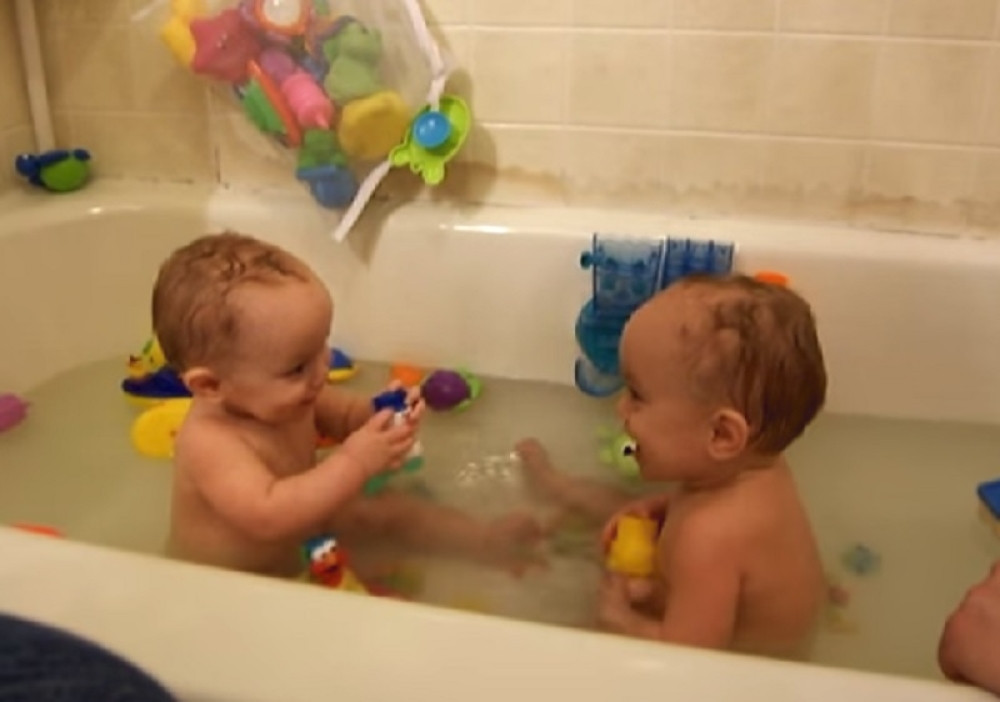Blizanci se kupali u kadi, pa svojim roditeljima priredili trenutak za pamćenje!