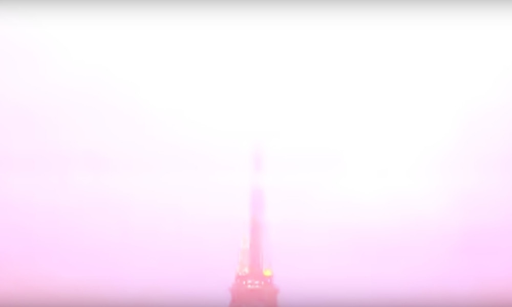 Evo kako izgleda kada Ajfelov toranj pogodi munja!