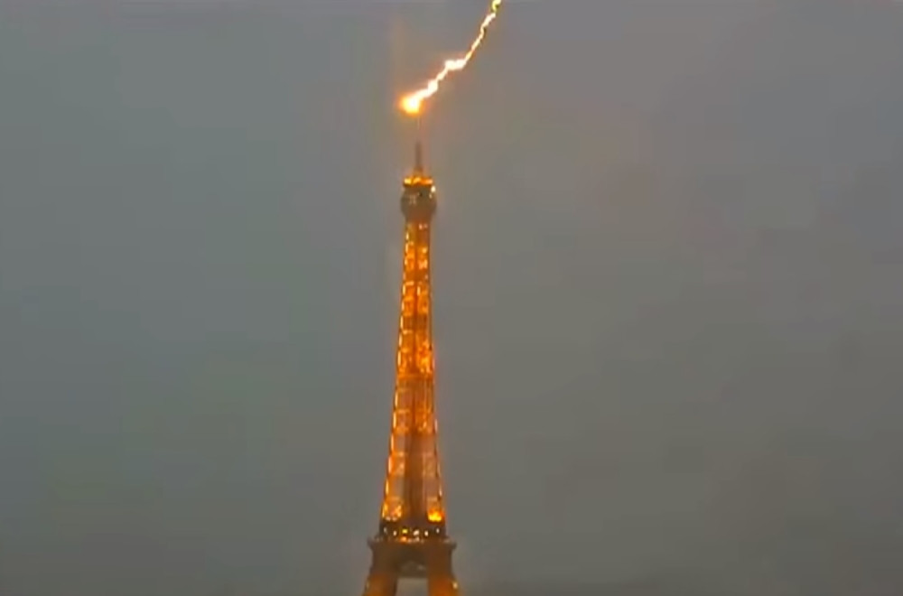 Ajfelov toranj pogodila munja!