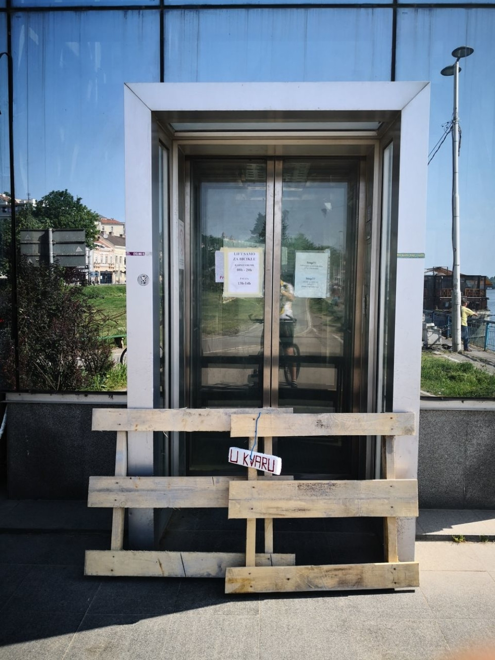 Ponovo radi lift na Brankovom mostu!