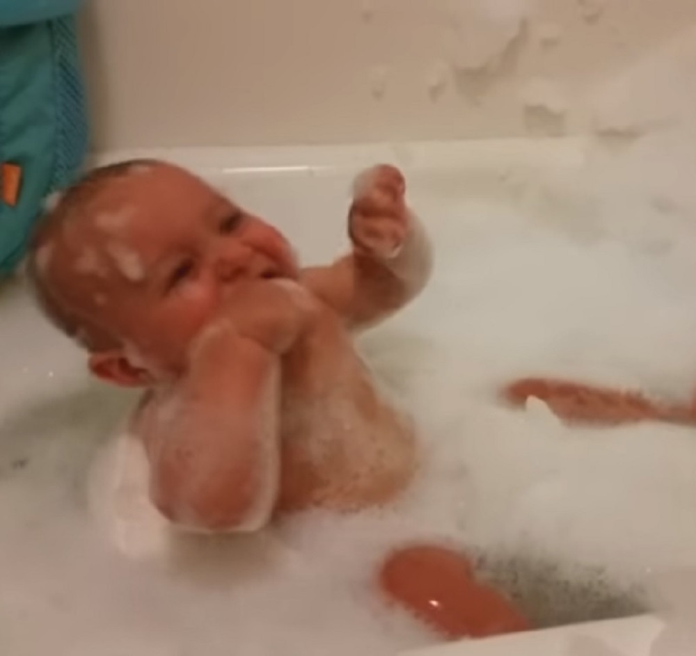 Tata kupao bebu, ona nije prestala da se smeje kada je uradio ovo!