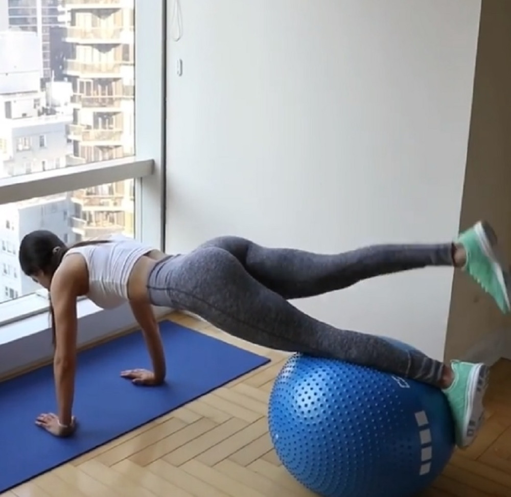 Prva guza fitnesa vežbala pored prozora, komšije odlepile! (VIDEO)