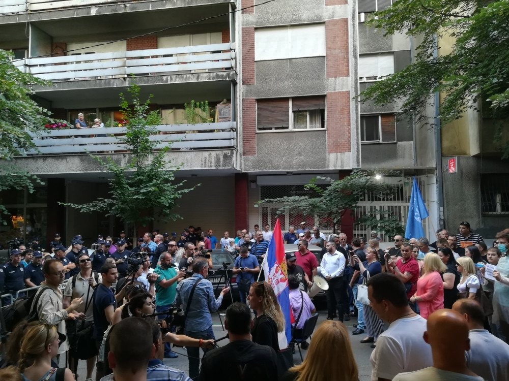 Radikali pokušali da probiju kordon policije ispred CZKD