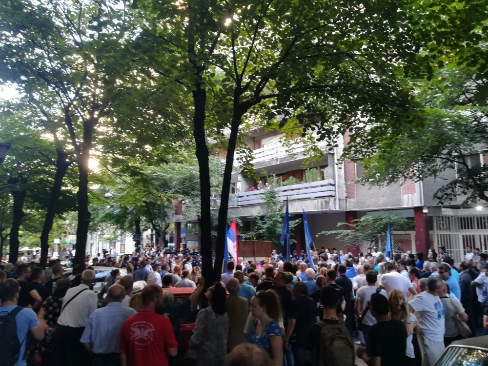 Albanci protestuju po Đakovici, ne daju Srbima da dođu!