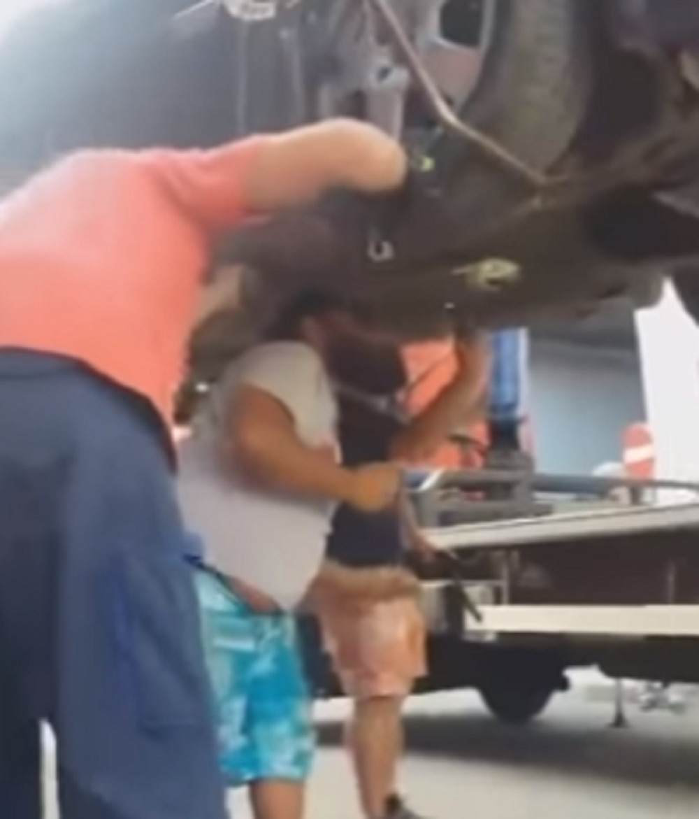 Zmija se zavukla pod automobil, pogledajte kako su je izvukli