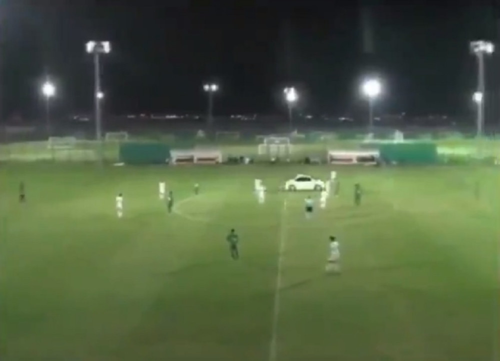 Automobilom uleteo na teren, fudbaleri u panici bežali (VIDEO)