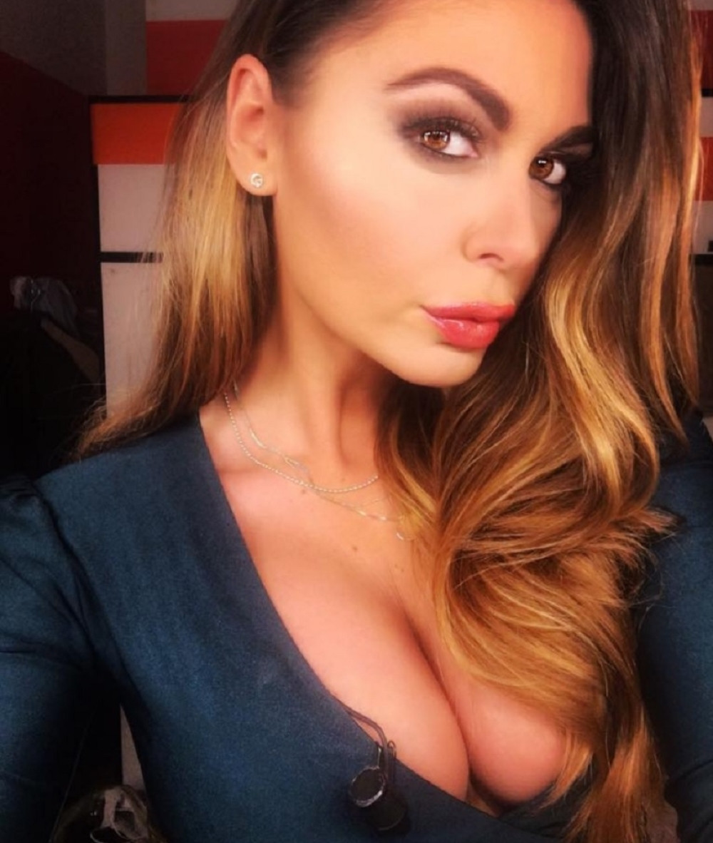 Voditeljki mikrofon skliznuo niz grudi (FOTO)