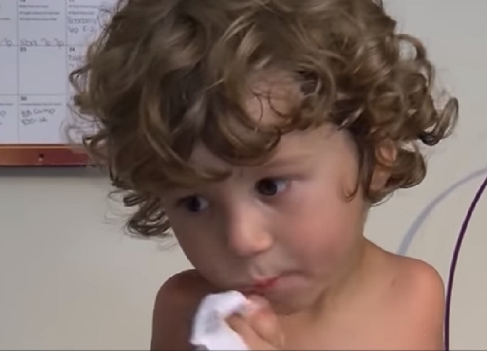 Detetu bez ruku nisu dali da jede u restoranu!