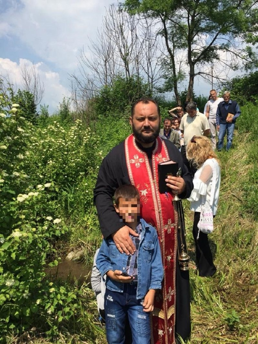 Albanci napali sveštenika, suprugu i blizance, jedva izvukli žive glave