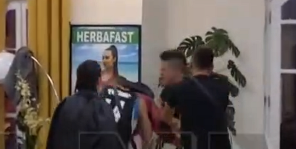 Svi muškarci skočili, drže cimera, ali on ih sve obara kao razjarena zver