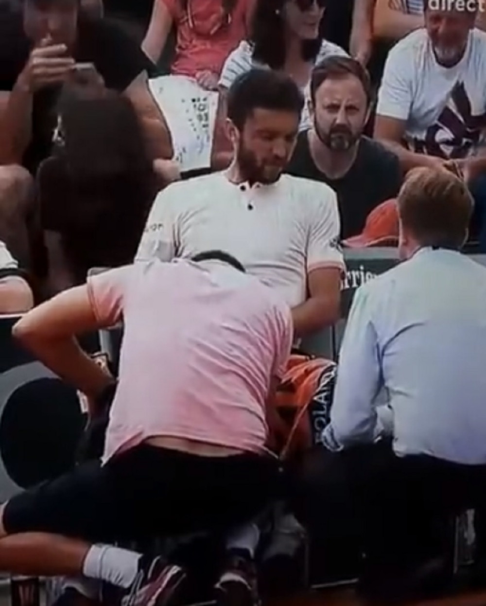Muškarac pružao oralni seks teniseru na sred Rolan Garosa?! (VIDEO)