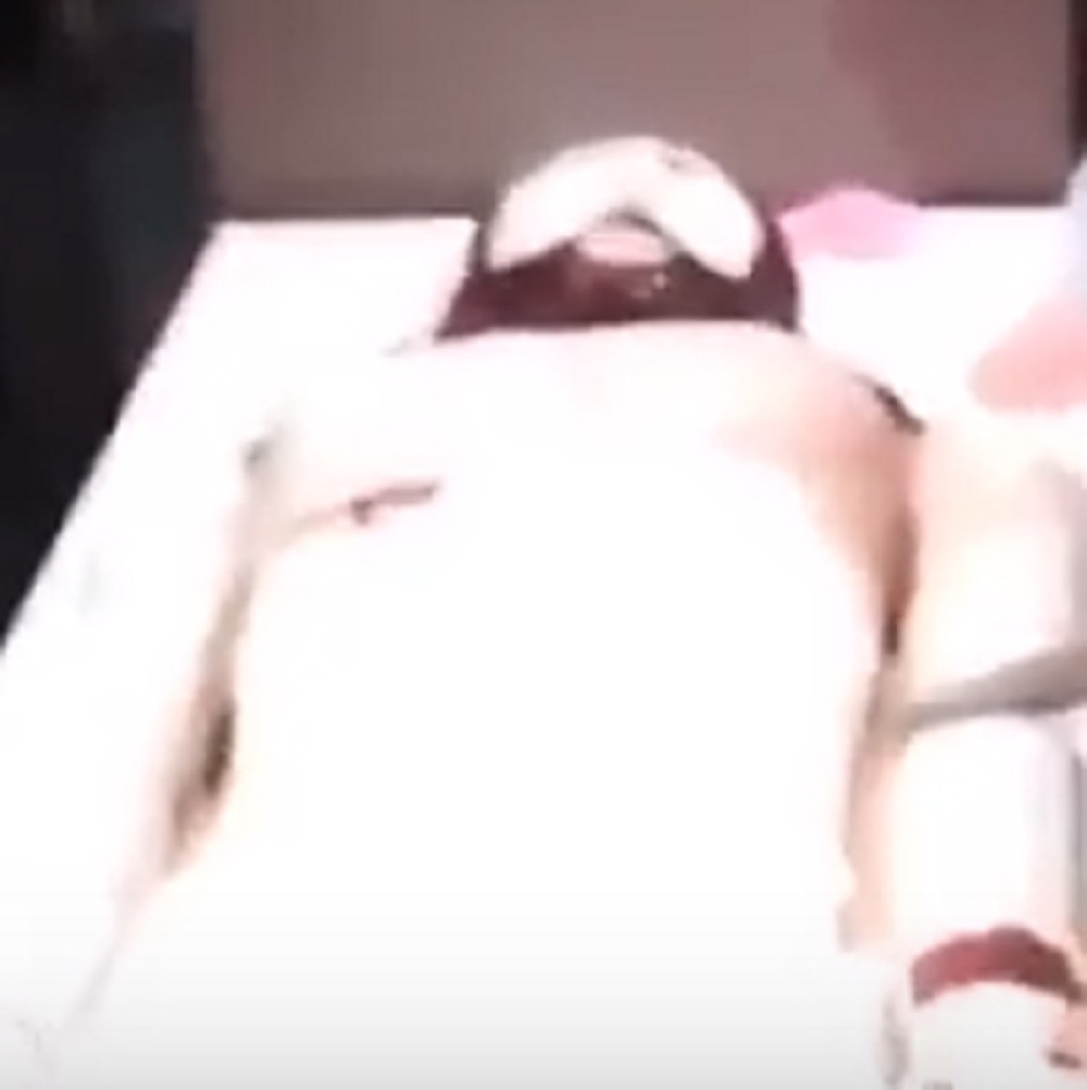 Ministar pojeo Isusovu ruku, pa se izvinjavao