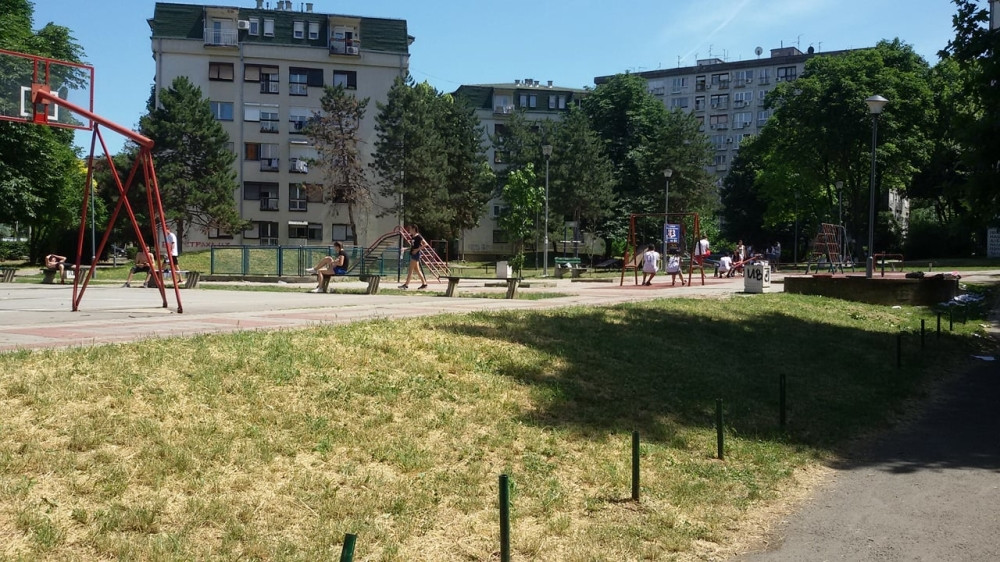 Nožem jurio decu zbog koša!