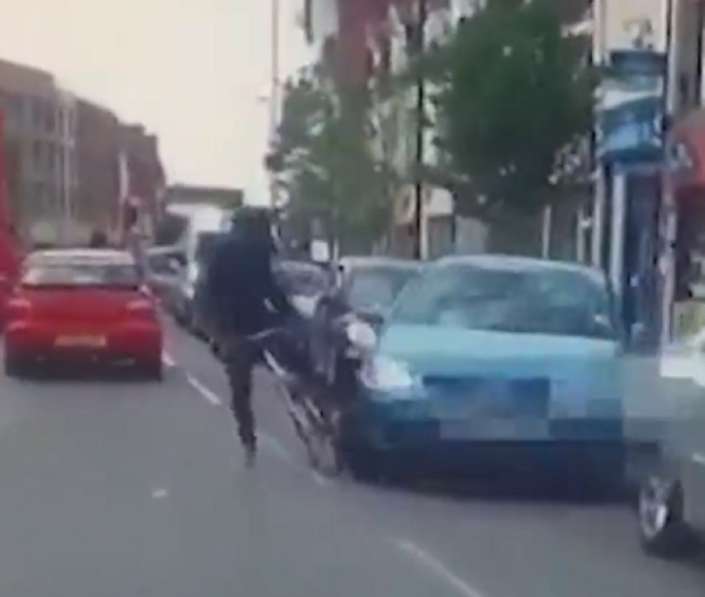 Automobil izleteo ispred bicikliste, ovaj potegao mačetu (UZNEMIRUJUĆI VIDEO)