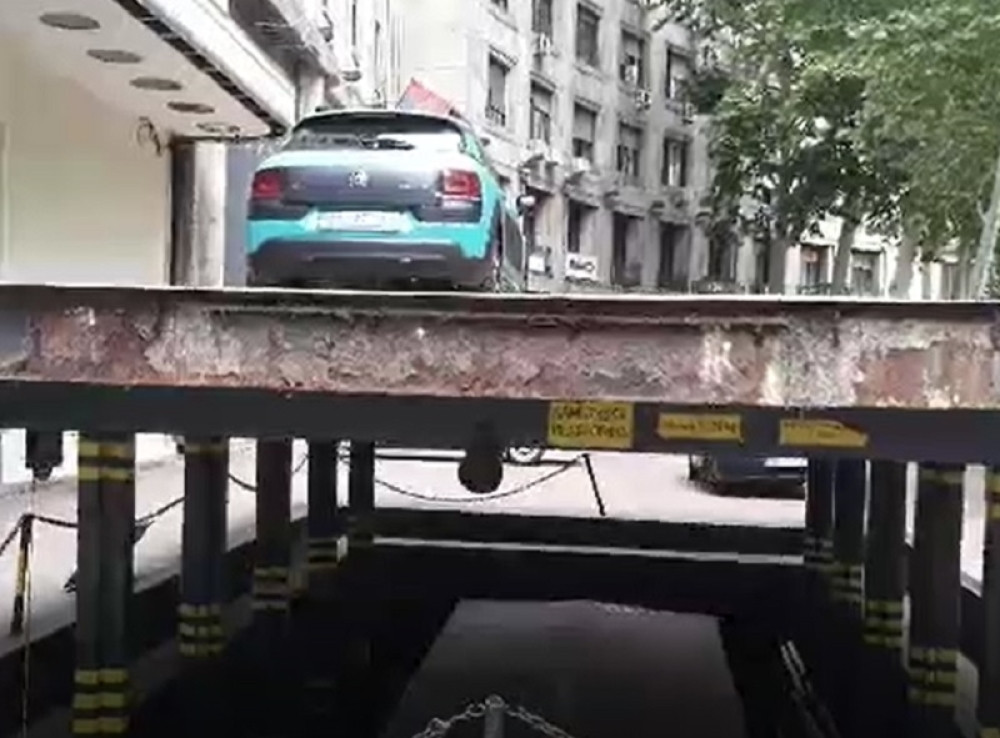 Parkiranje na liftu na Terazijama veoma opasno!