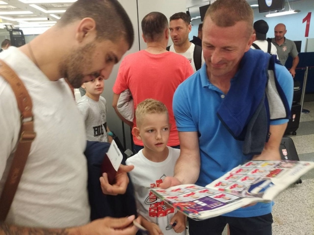 "Orlovi" krenuli u Austriju, mališani nisu dali Mitru da uđe u avion! (FOTO)