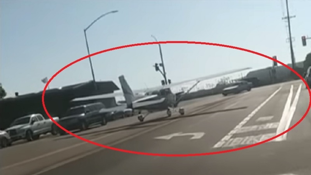 Avionu se pokvario motor, a onda je žena pilot uradila neverovatnu stvar!