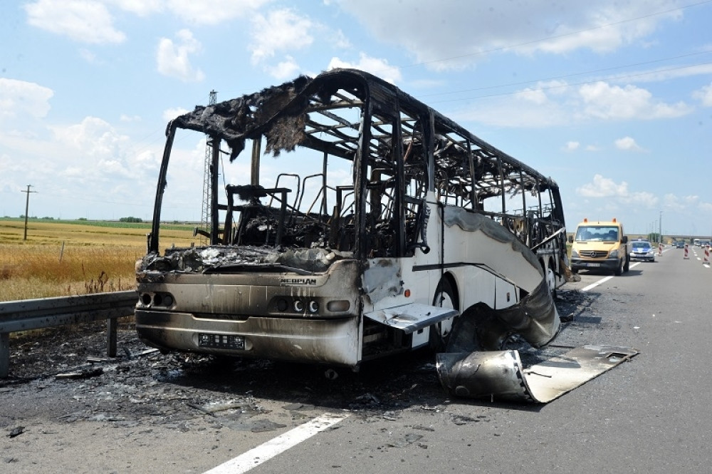 Zapalio se hrvatski autobus na autoputu (VIDEO)