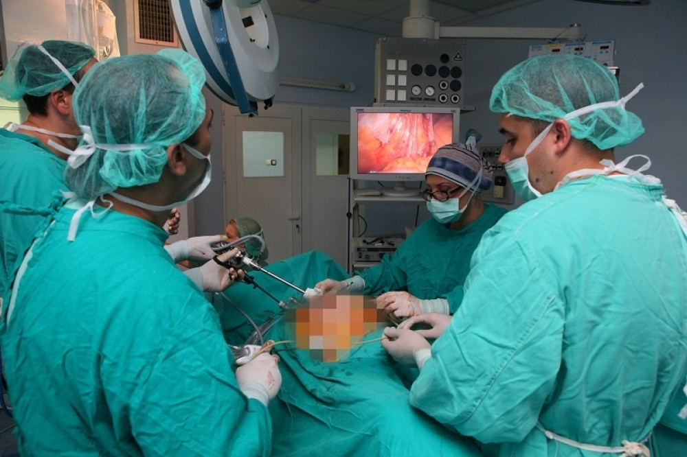 OPASNO KRVARIO! Ekstra popularni glumac HITNO OPERISAN!