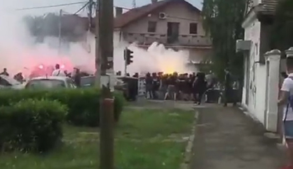 Evo kako je izgledala tuča "grobara" i "delija" pred derbi omladinaca (VIDEO)