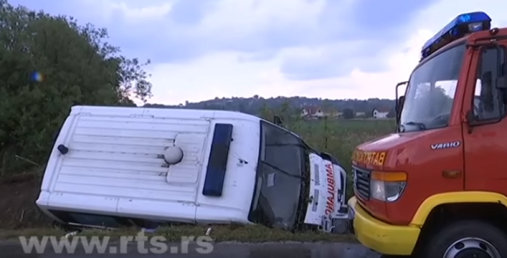 Hitna prevozila povređene motoriste pa sletela s puta!