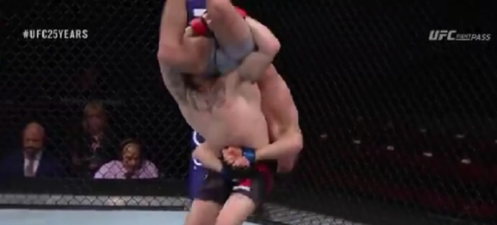 Borac bacio protivnika i nokautirao sam sebe!