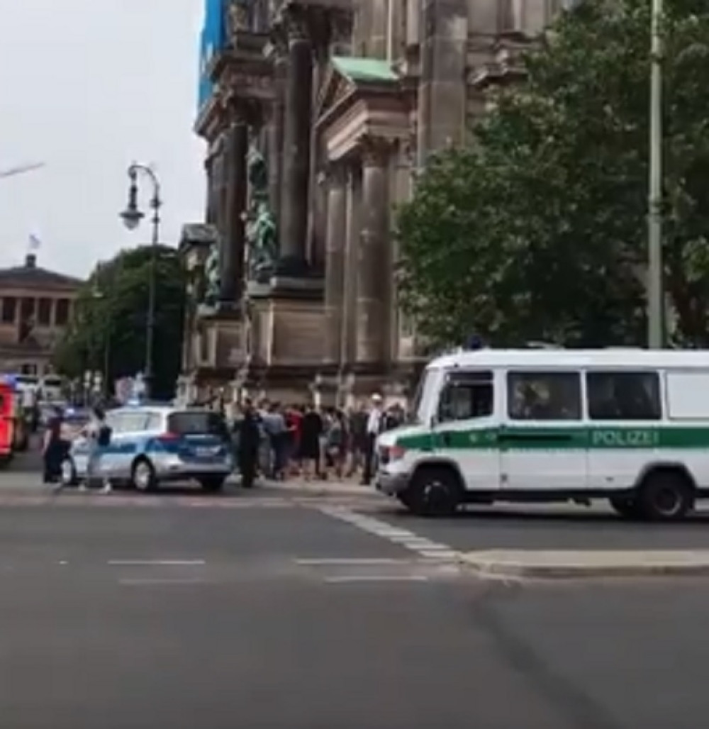 Pucnjava u berlinskoj katedrali, policajac ubio jednu osobu (VIDEO)