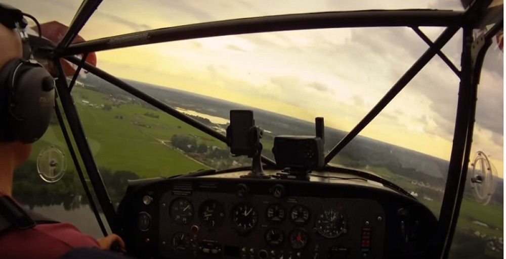 Avion pao na krošnju drveta, poginuo pilot
