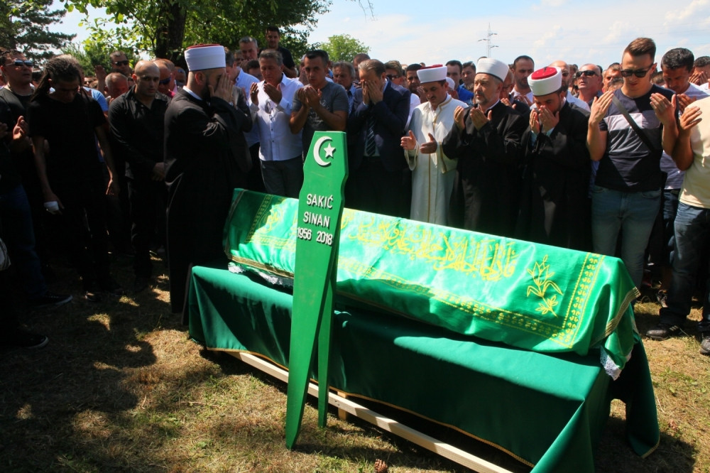 Evo kako su porodica i prijatelji ispratili Sinana na večni počinak! (VIDEO, FOTO)
