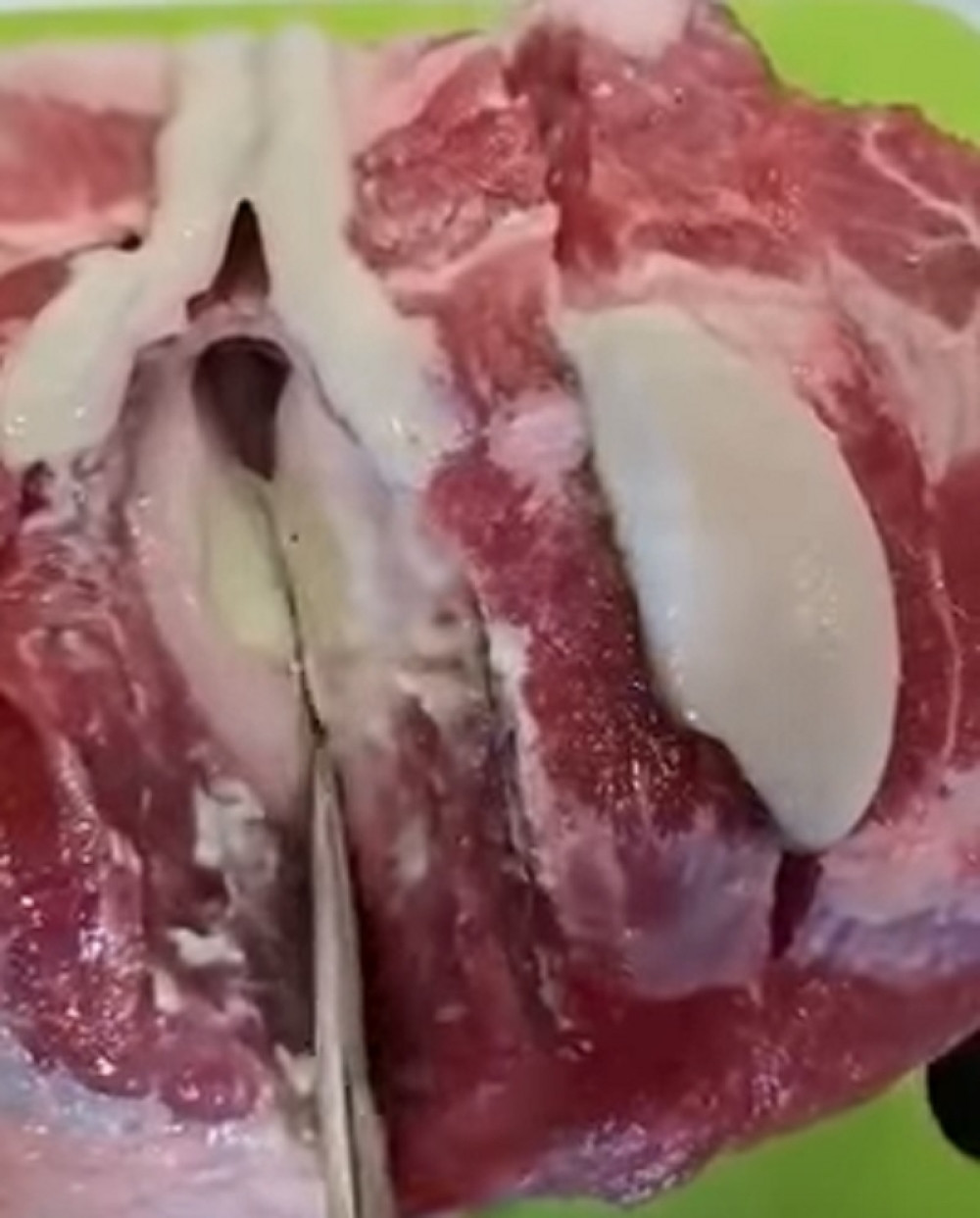 Kupio meso u marketu, a iz njega je iscurilo nešto odvratno