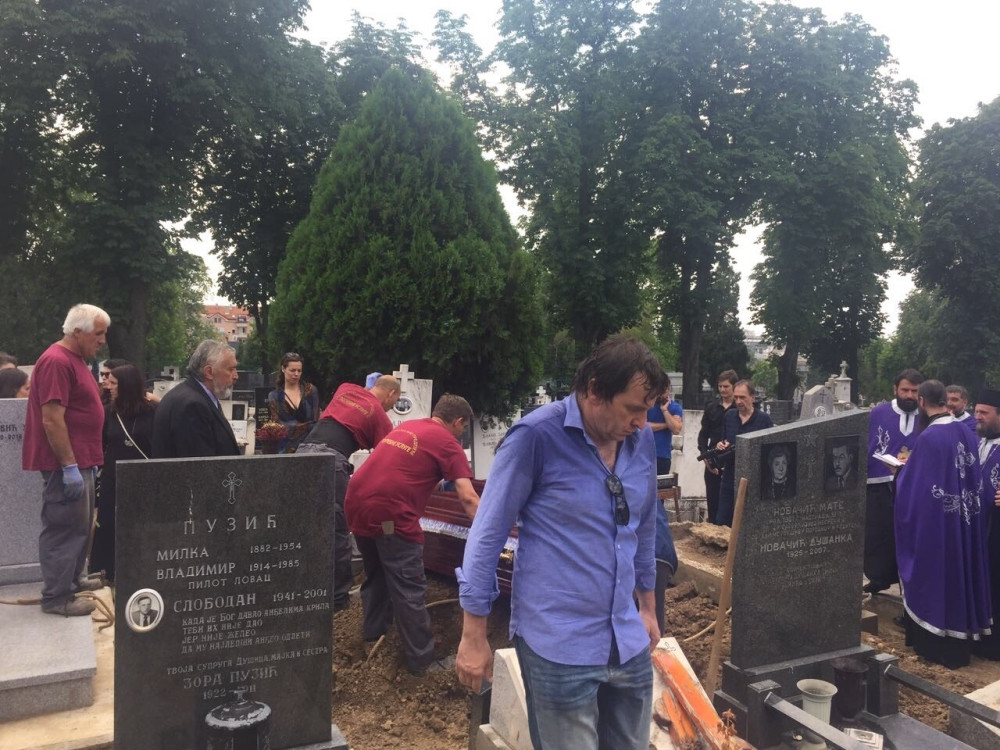 Velikani srpskog glumišta plakali i pevali na sahrani Predraga Bajčetića