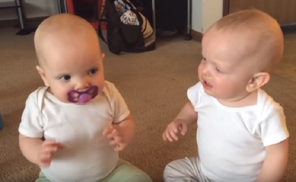 Bebac držao dudu u ustima, a brat blizanac uradio nešto neočekivano