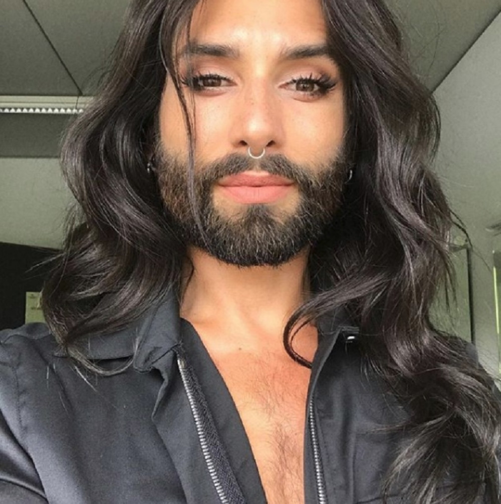 Nekada je imao dugu crnu kosu, a sada je potpuno PROMENIO IZGLED! Šok transformacija (FOTO)