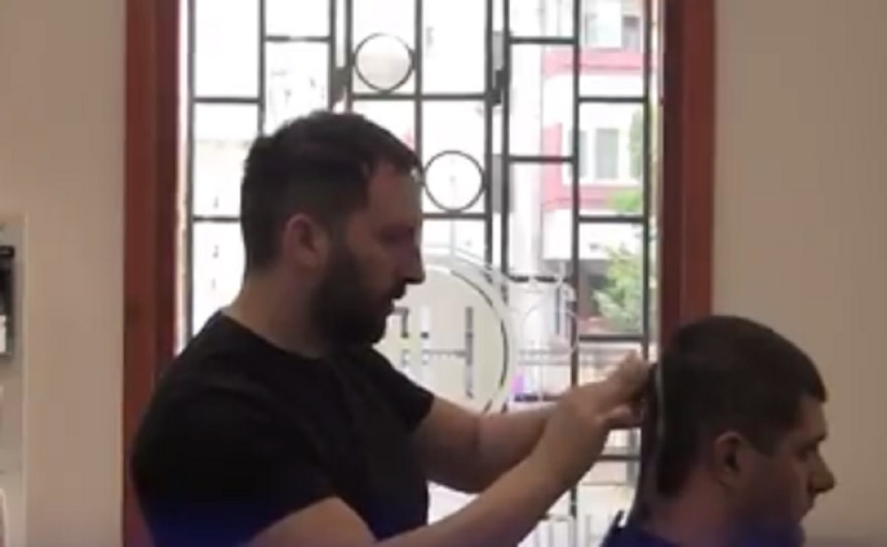 Recite kog fudbalera želite na glavi i ovaj beogradski frizer će se pobrinuti za to (VIDEO)
