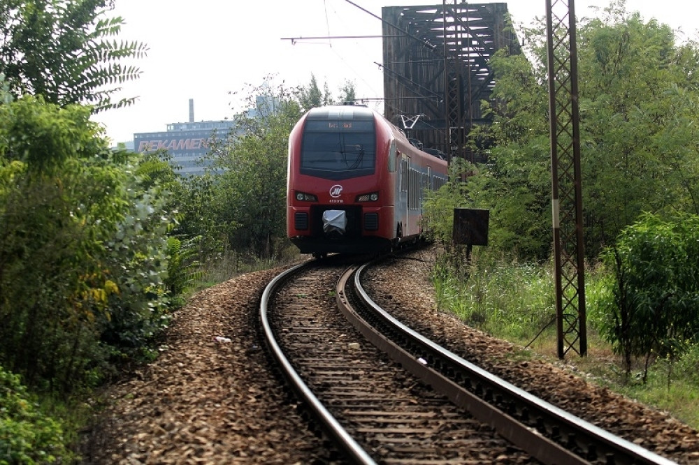 Muškarac se zaleteo i gurnuo dve osobe (23) i (91) na šine pred voz (VIDEO)