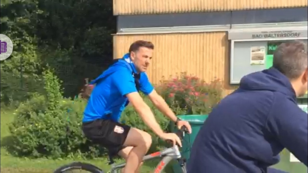 Nećete verovati kako je Krstajić došao na konferenciju za medije!