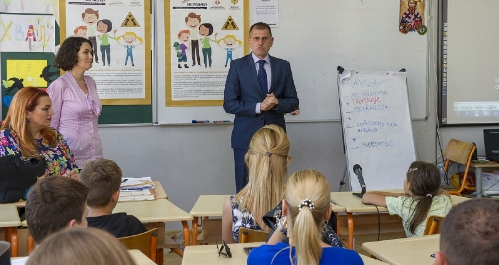 Direktor policije uručio sertifikate školarcima na Vračaru