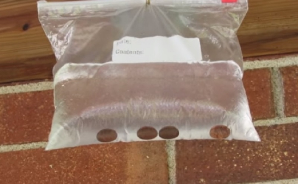 Držao je vrećicu sa vodom iznad ulaznih vrata, a onda se rešio najvećih NAPASTI!